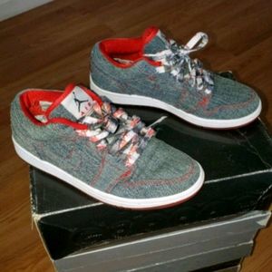 Air Jordan's 1 Mid Red Size 6Y in the box

Condi